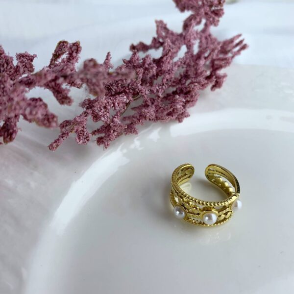 Stainless steel Ring with pearls