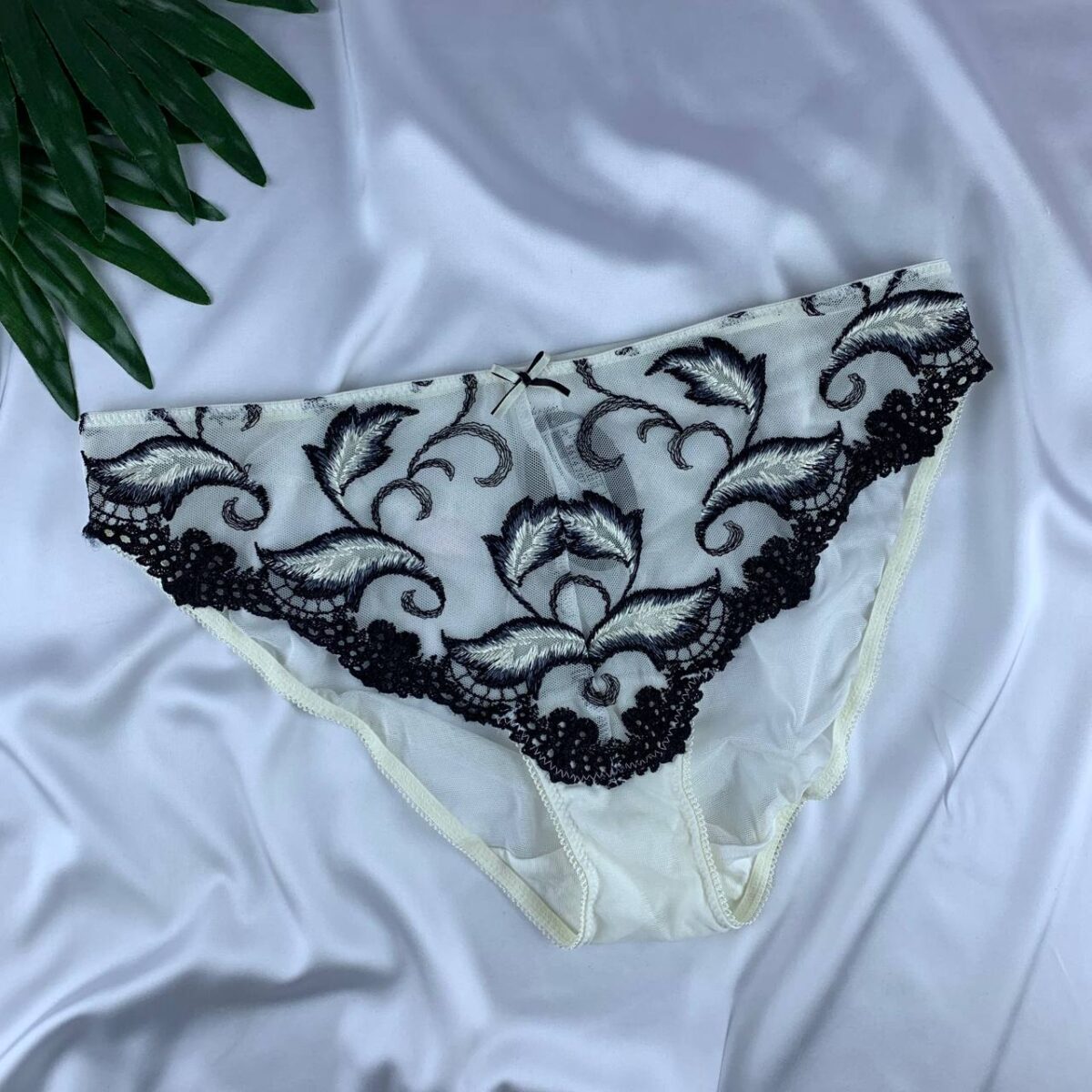 Lace lingerie panty from marks&spencer  Size (10) - Image 1