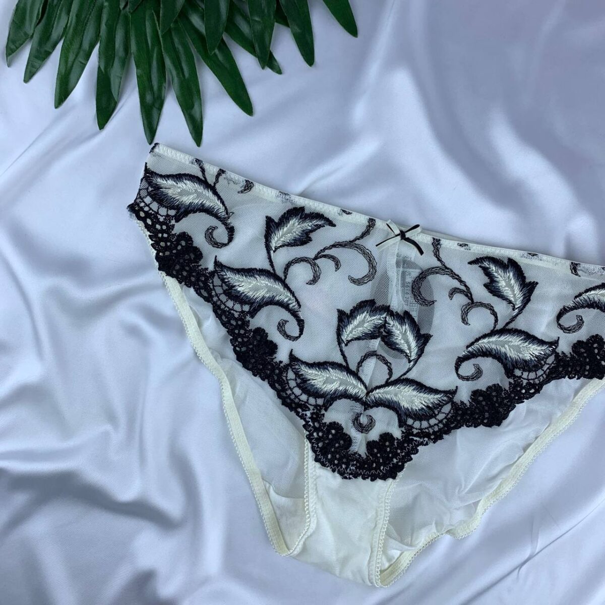 Lace lingerie panty from marks&spencer  Size (10) - Image 4