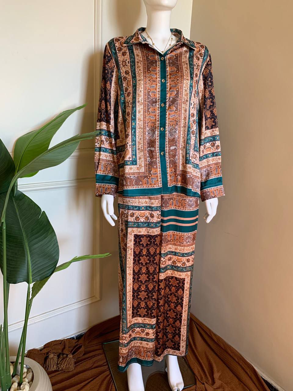 photo_2025-11-08_11-25-22 Elegant silky satin suit from Max - Image 1